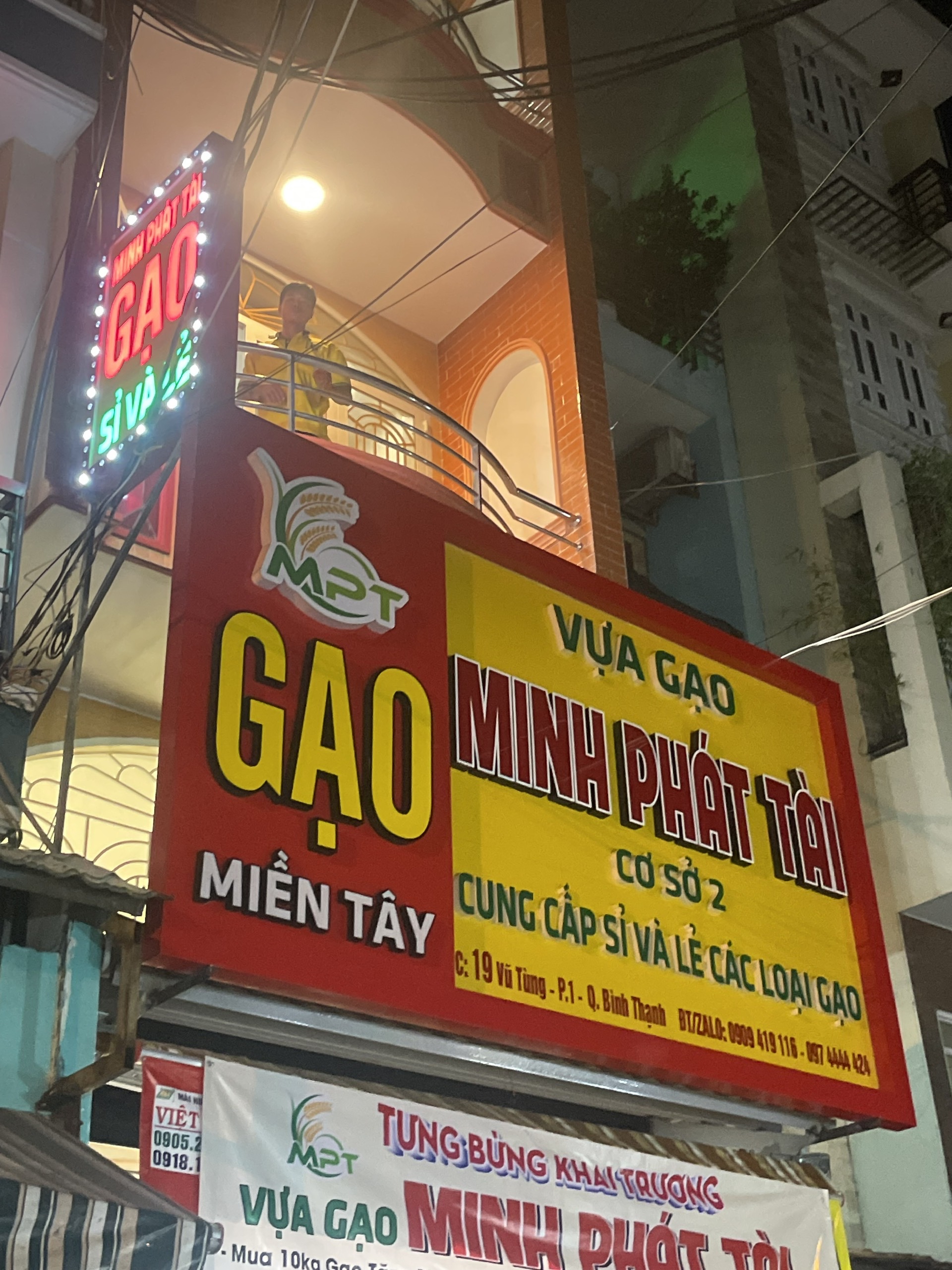 bảng hiệu cửa hàng