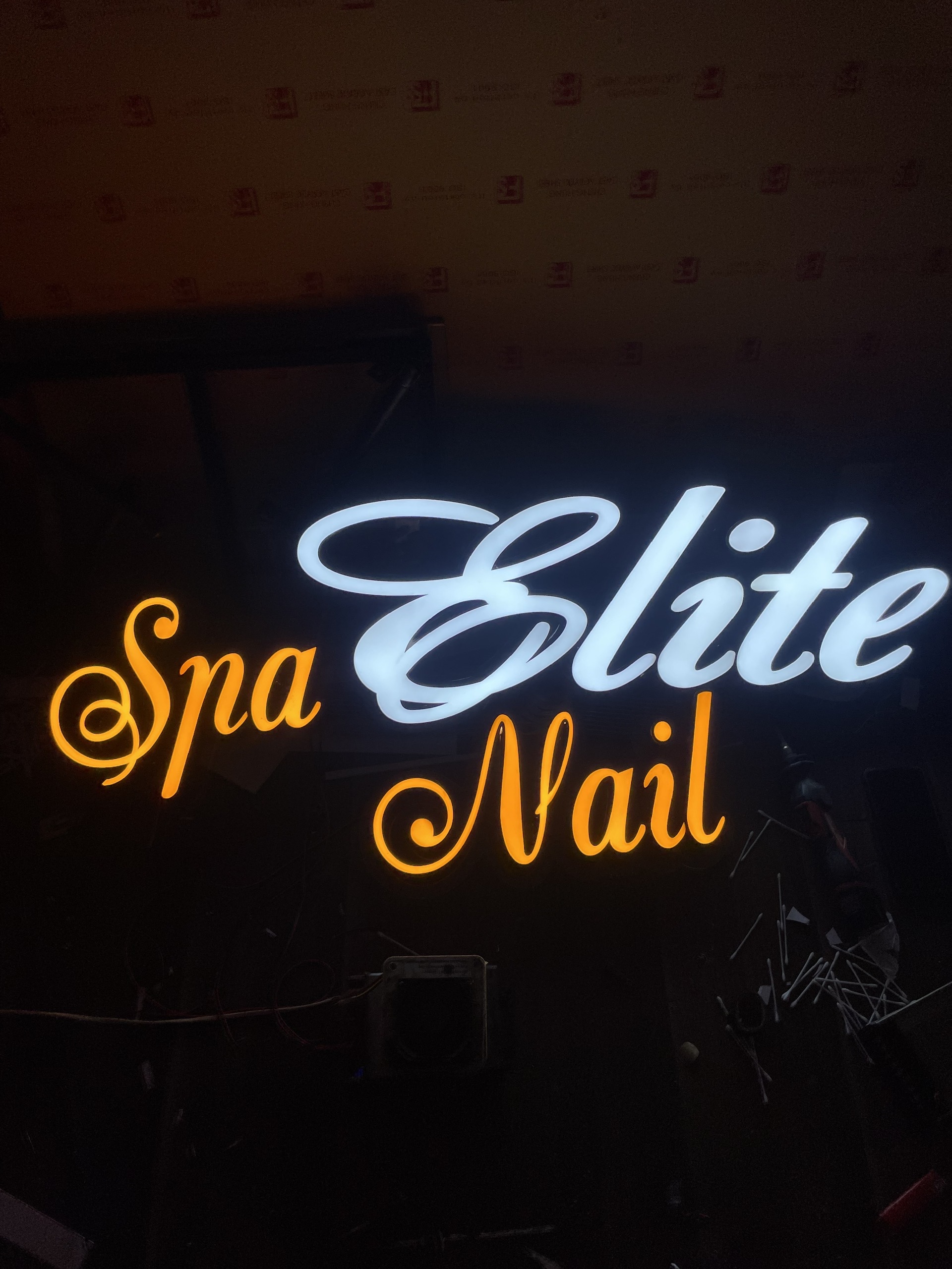 gia công chữ nổi sáng đèn