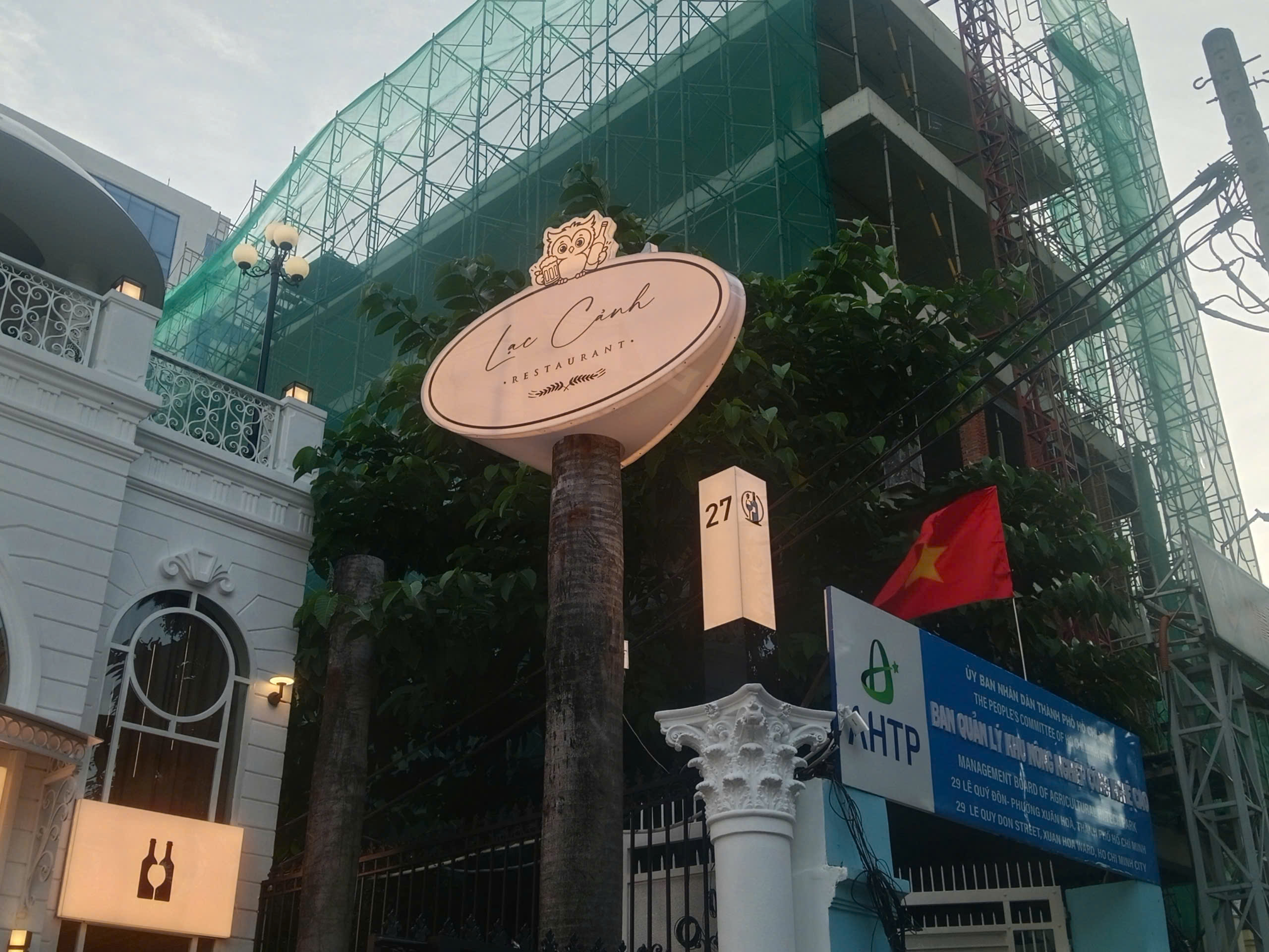 hộp đèn mica hút nổi