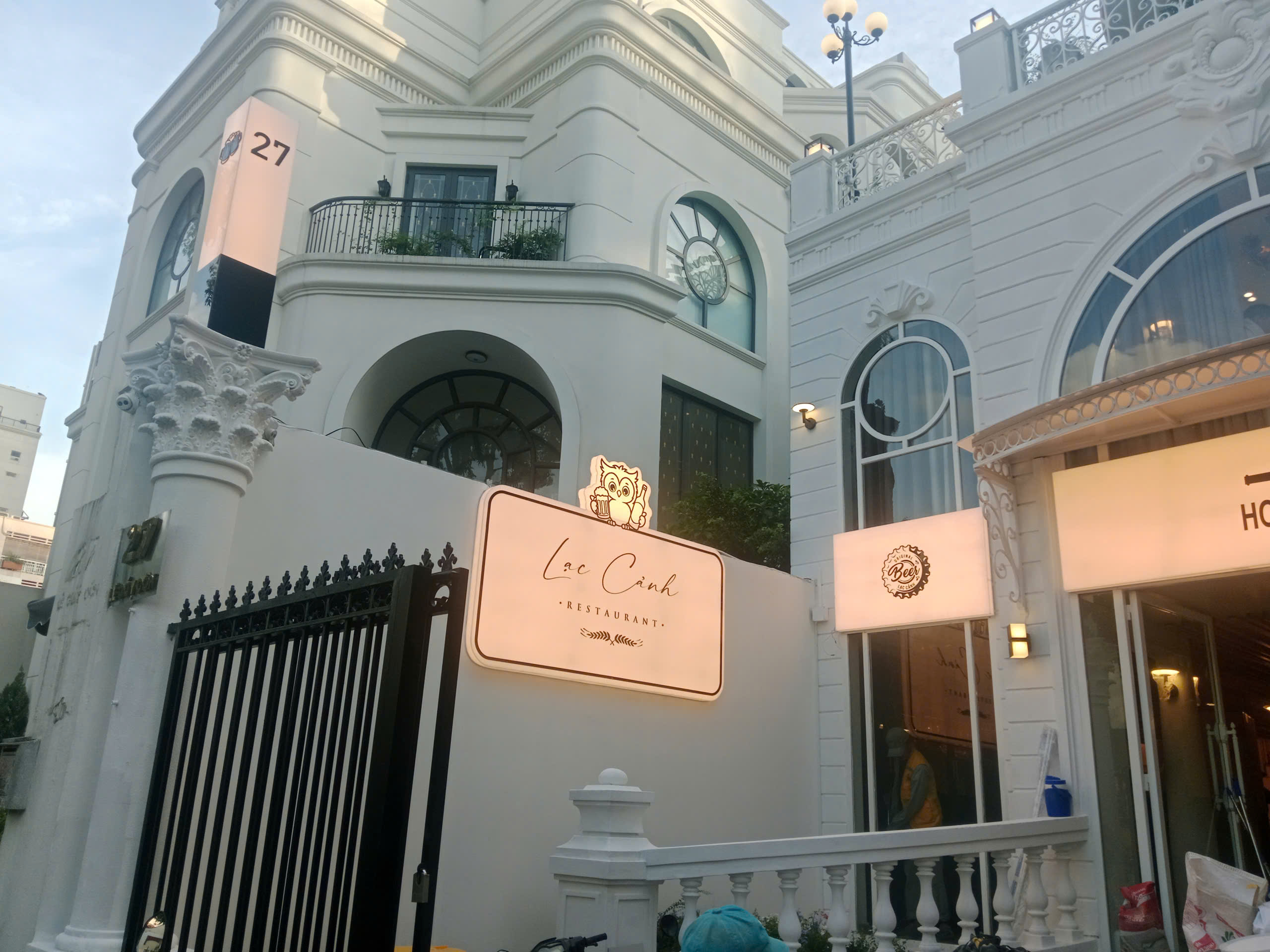 hộp đèn mica hút nổi