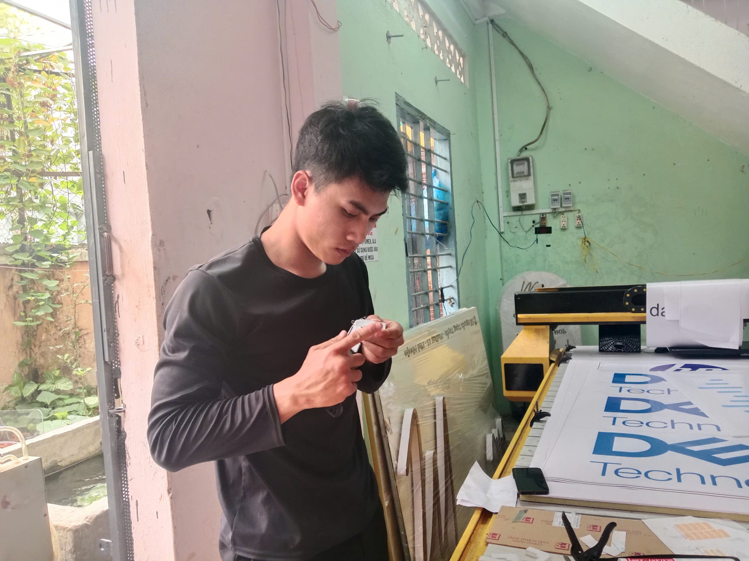 Bảo vệ thương hiệu: Tại sao xưởng làm bảng hiệu uy tín là lựa chọn không thể bỏ qua?